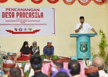 Rektor UNG, Eduart Wolok memberi sambutan saat kegiatan UNG di Kabupaten Pohuwato (dok. ung)
