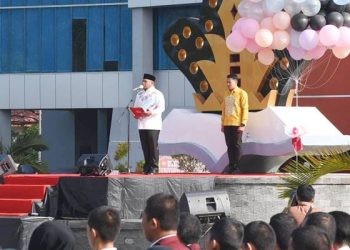 Rektor UNG, Eduart Wolok memberikan sambutan pada upacara peringatan dies natalis ke-60 UNG di lapangan Rektorat UNG, Jumat (1/9/2023) (dok. ung)