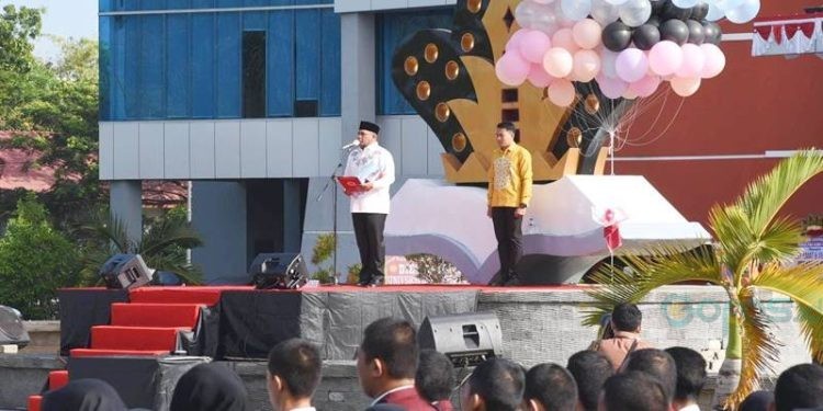 Rektor UNG, Eduart Wolok memberikan sambutan pada upacara peringatan dies natalis ke-60 UNG di lapangan Rektorat UNG, Jumat (1/9/2023) (dok. ung)