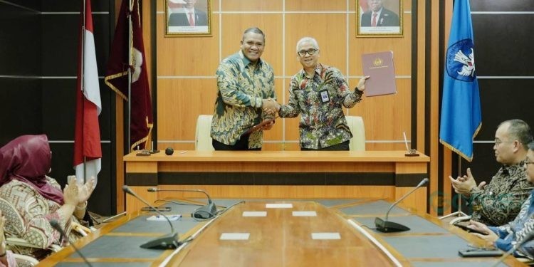 Penandatanganan nota kesepahaman antara Rektor UNG Eduart Wolok bersama Kepala BPKP Provinsi Gorontalo Ahmad Luthfi H. Rahmatullah, Senin (12/9/2023) (dok. ung).