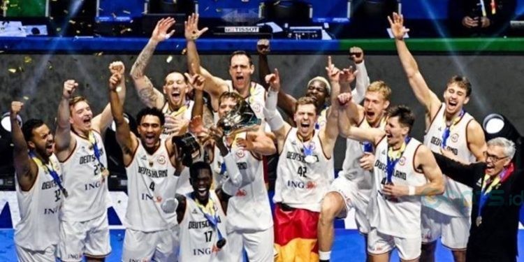 Para pemain tim nasional Jerman bersama pelatih kepala mereka Gordon Herbert (kanan) merayakan keberhasilan menjuarai Piala Dunia FIBA 2023, setelah menang atas Serbia pada pertandingan final yang dimainkan di Manila, Filipina, Minggu (10/9/2023. (ANTARA/AFP/SHERWIN VARDELEON)
