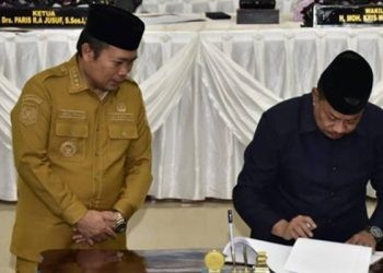 Pj Gubernur Gorontalo Ismail Pakaya (kiri) bersama Ketua DPRD Provinsi Gorontalo, Paris Jusuf (kanan) pada Paripurna Deprov Goorntalo, Senin (11/9/2023) (hms/pemprov)