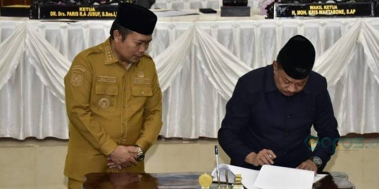 Pj Gubernur Gorontalo Ismail Pakaya (kiri) bersama Ketua DPRD Provinsi Gorontalo, Paris Jusuf (kanan) pada Paripurna Deprov Goorntalo, Senin (11/9/2023) (hms/pemprov)