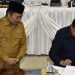 Pj Gubernur Gorontalo Ismail Pakaya (kiri) bersama Ketua DPRD Provinsi Gorontalo, Paris Jusuf (kanan) pada Paripurna Deprov Goorntalo, Senin (11/9/2023) (hms/pemprov)