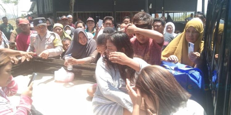 Puluhan emak-emak saat mendatangi salah satu tempat hiburan malam di Kecamatan Randangan, Pohuwato.