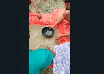 Tangkapan layar video saat warga berburu emas di tepi pantai Alumbango, Kecamatan Paguat, Pohuwato, Gorontalo.