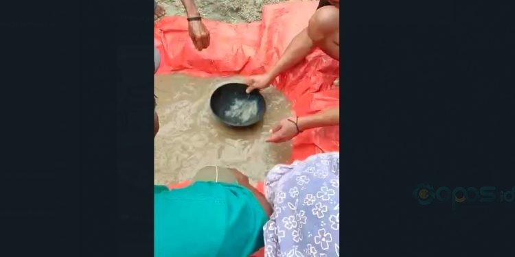 Tangkapan layar video saat warga berburu emas di tepi pantai Alumbango, Kecamatan Paguat, Pohuwato, Gorontalo.