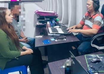 Lelaki YP saat diperiksa penyidik Satreskrim Polresta Gorontalo Kota.