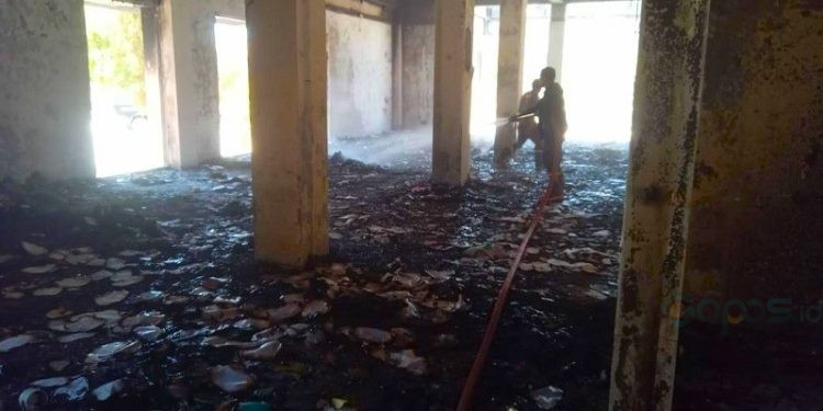 Petugas Damkar Pohuwato saat mendinginkan sisa-sisa kebakaran di Kantor Bupati Pohuwato, Kamis (28/9/2023). (F Yusuf/gopos)