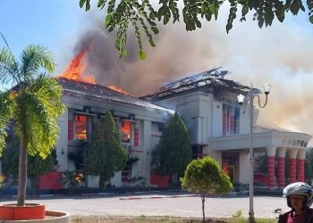 kantor bupati pohuwato dibakar demonstran