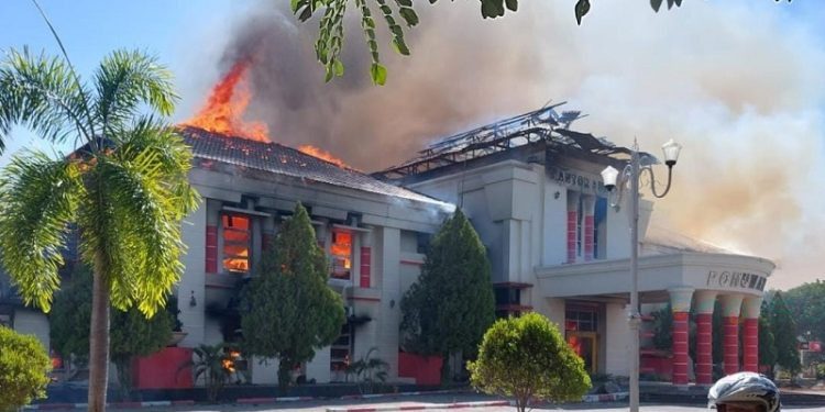 kantor bupati pohuwato dibakar demonstran