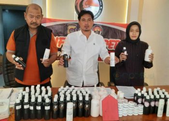 Kasat Narkoba Polres Gorontalo Iptu Sucipto Amboy saat menunjukkan barang bukti kosmetik ilegal, Jumat (15/9/2023).
