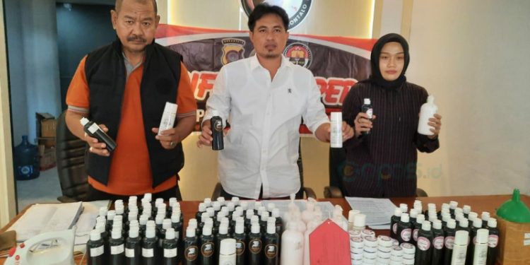Kasat Narkoba Polres Gorontalo Iptu Sucipto Amboy saat menunjukkan barang bukti kosmetik ilegal, Jumat (15/9/2023).