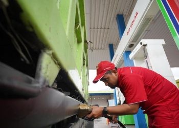 Salah satu operator SPBU saat melakukan pengisian BBM. (F. Pertamina)