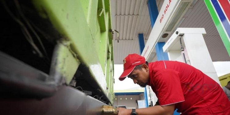Salah satu operator SPBU saat melakukan pengisian BBM. (F. Pertamina)