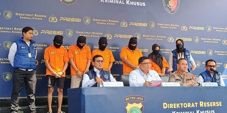 Dirreskrimsus Polda Metro Jaya Kombes Pol Ade Safri Simanjuntak saat konferensi pers terkait pengungkapan rumah produksi film porno, Senin (11/9/2023). (F. PMJ News/Fajar)