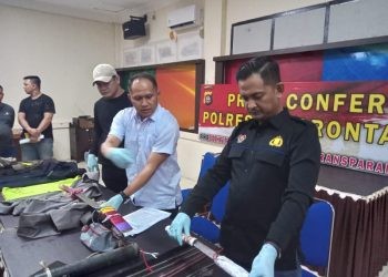 Kapolresta Gorontalo Kota Kombes Pol Ade Permana didampingi Kabid Humas Polda Gorontalo Kombes Pol Desmont Harjendro AP dan Kasat Reskrim Kompol Leonardo Widharta saat konfrensi pers terkait kronologis kasus pembacokan anggota polisi, Sabtu (9/9/2023). (F. Rama/gopos)