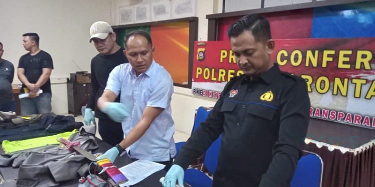 Kapolresta Gorontalo Kota Kombes Pol Ade Permana didampingi Kabid Humas Polda Gorontalo Kombes Pol Desmont Harjendro AP dan Kasat Reskrim Kompol Leonardo Widharta saat konfrensi pers terkait kronologis kasus pembacokan anggota polisi, Sabtu (9/9/2023). (F. Rama/gopos)