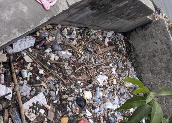 Tampak sampah telah menyumbat selokan Kalimadu yang berlokasi di Kelurahan Paguyaman, Kecamatan Kota Tengah, Kota Gorontalo.