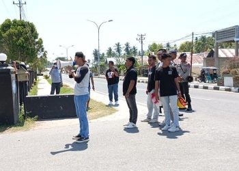 Aksi unjuk rasa Yang dilakukan Aliansi Masyarakat Lingkar Tambang Pohuwato, berlangsung di depan Polres Pohuwato, Sabtu (30/9/2023). (Yusuf/Gopos)