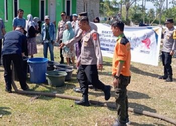 Suasana pendistribusian bantuan air bersih oleh BPBD Kabupaten Gorontalo kepada warga Kelurahan Hutuo, Kecamatan Limboto, Rabu (4/10/2023). Foto : Istimewa