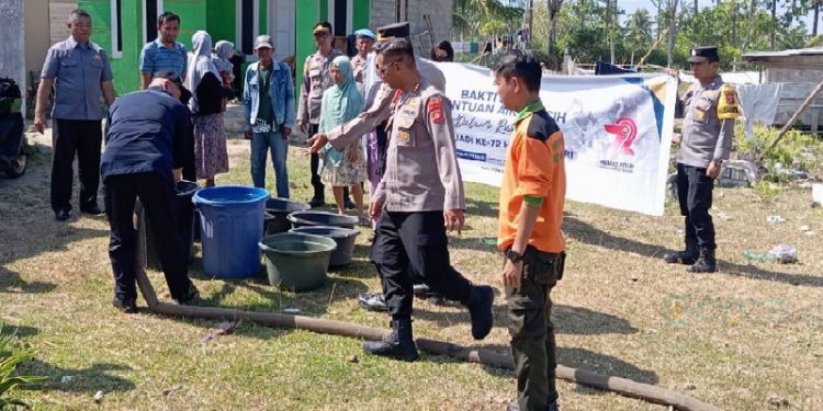 Suasana pendistribusian bantuan air bersih oleh BPBD Kabupaten Gorontalo kepada warga Kelurahan Hutuo, Kecamatan Limboto, Rabu (4/10/2023). Foto : Istimewa