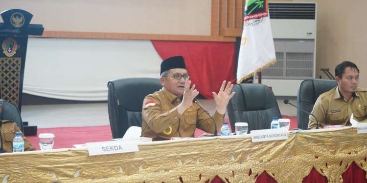 Walikota Gorontalo,, Marten Taha saat memimpin rapat Forkopimda Kota Gorontalo yang Diperluas, di BLY, Kota Gorontalo, Senin (9/10/2023).(Humas)