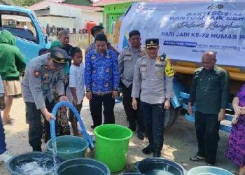 Masyarakat di Kelurahan Tanjung Kramat, Kecamatan Hulonthalangi, Kota Gorontalo mendapat bantuan air bersih dari Pihak Polresta Gorontalo Kota, Selasa (17/10/2023).