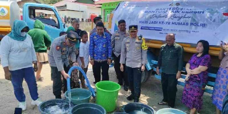Masyarakat di Kelurahan Tanjung Kramat, Kecamatan Hulonthalangi, Kota Gorontalo mendapat bantuan air bersih dari Pihak Polresta Gorontalo Kota, Selasa (17/10/2023).