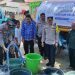 Masyarakat di Kelurahan Tanjung Kramat, Kecamatan Hulonthalangi, Kota Gorontalo mendapat bantuan air bersih dari Pihak Polresta Gorontalo Kota, Selasa (17/10/2023).