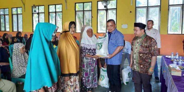 Wakil Bupati Gorontalo, Hendra S. Hemeto menyerahkan bantuan beras cadangan pangan pemerintah (CPP) kepada masyarakat Desa Tinelo, Kecamatan Telaga Biru, Kabupaten Gorontalo, Selasa (31/10/2023).
