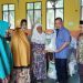 Wakil Bupati Gorontalo, Hendra S. Hemeto menyerahkan bantuan beras cadangan pangan pemerintah (CPP) kepada masyarakat Desa Tinelo, Kecamatan Telaga Biru, Kabupaten Gorontalo, Selasa (31/10/2023).