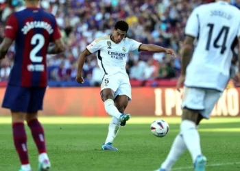 Gelandang Real Madrid asal Inggris, Jude Bellingham mencetak gol penyama kedudukan pada pertandingan pekan ke-11 Liga Spanyol 2023-2024 antara FC Barcelona vs Real Madrid CF di Estadi Olimpic Lluis Companys di Barcelona pada 28 Oktober 2023. LLUIS GEN / AFP.