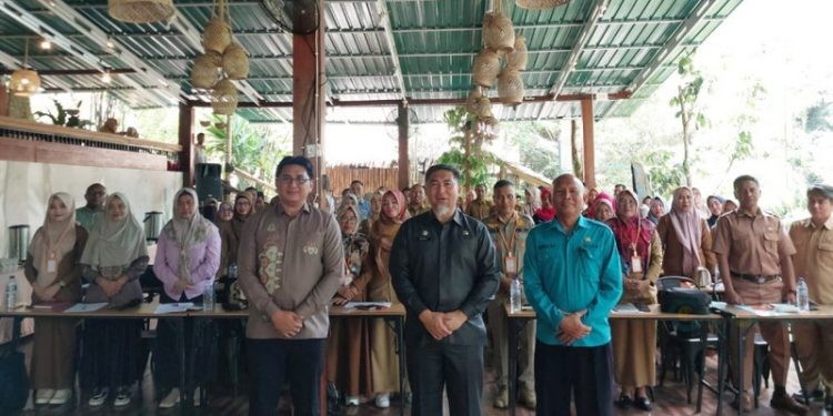 Penjabat Sekdaprov Gorontalo Budiyanto Sidiki saat menghadiri Kegiatan Evaluasi Penginputan Pengembangan Kompetensi Pada Sistem Rumah Kompetensi PNS, di Bohulo Camp, Kecamatan Telaga, Kabupaten Gorontalo, Selasa (3/10/2023). (Foto – Sella)