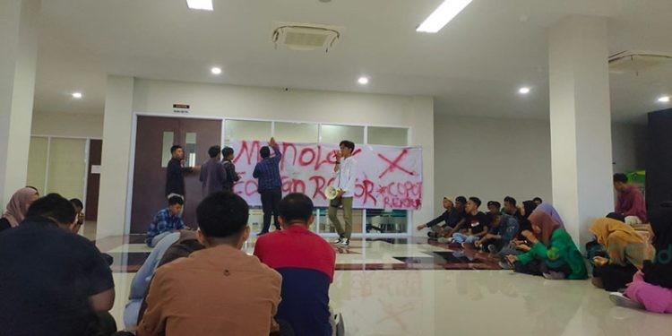Aksi mahasiswa IAIN Sultan Amai Gorontalo terkait desakan meminta agar pihak Rektorat IAIN Sultan Amai Gorontalo ikut bertanggung jawab atas kematian mahasiswa baru yang mengikuti pengkaderan