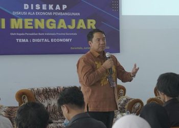 Kepala Perwakilan BI Gorontalo, Dian Nugraha, memberikan kuliah umum pada BI Mengajar di Jurusan Ilmu Ekonomi, Fakultas Ekonomi, UNG.(dok/Humas BI)