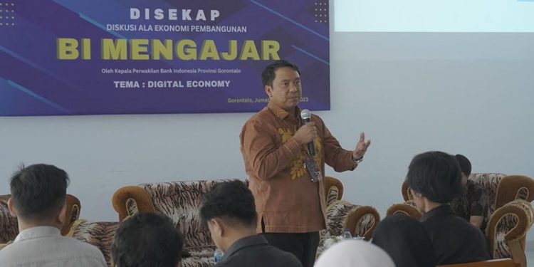 Kepala Perwakilan BI Gorontalo, Dian Nugraha, memberikan kuliah umum pada BI Mengajar di Jurusan Ilmu Ekonomi, Fakultas Ekonomi, UNG.(dok/Humas BI)