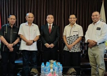 Bupati Pohuwato, Saipul Mbuinga, mengunjungi Kementerian BUMN disampingi Asisten I Setda Pohuwato, Anggota DPR-RI, Elnino Husen Mohi, serta Ketua Apri Pohuwato di Jakarta, Selasa (10/10/2023).