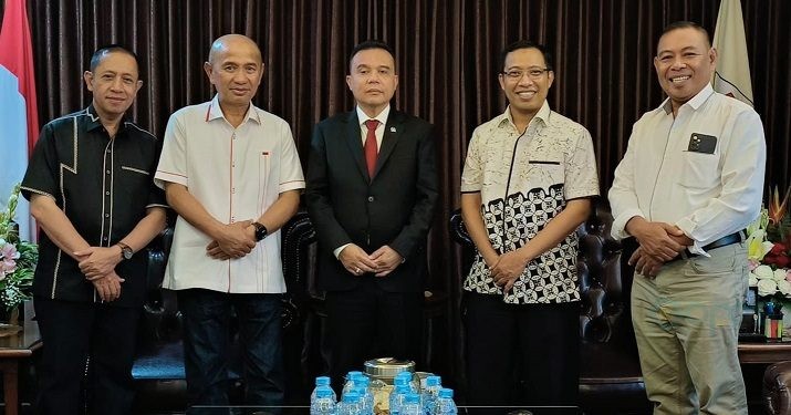 Bupati Pohuwato, Saipul Mbuinga, mengunjungi Kementerian BUMN disampingi Asisten I Setda Pohuwato, Anggota DPR-RI, Elnino Husen Mohi, serta Ketua Apri Pohuwato di Jakarta, Selasa (10/10/2023).