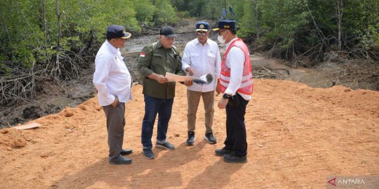 Menteri Perhubungan Budi Karya Sumadi (dua kanan) saat meninjau lokasi pembangunan Bandara Ibu Kota Negara di Kalimantan Timur, pada Selasa (31/10/2023). ANTARA/HO-Kemenhub
