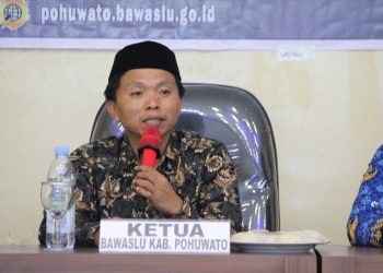 Plt Ketua Bawaslu Pohuwato memberikan sambutan sosialisasi penguatan kelembagaan berbasis pengawasan partisipatif Pemilu 2024, berlangsung di Sunrise Hotel and Homestay, Sabtu (28/10/2023).