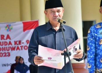 Bupati Pohuwato Saipul Mbuinga memberikan sambutan apel Korpri dan Sumpah Pemuda ke-95, berlangsung di halaman Kantor Bersama Bupati Pohuwato, Senin (30/10/2023). (F Humas Pemda Pohuwato)