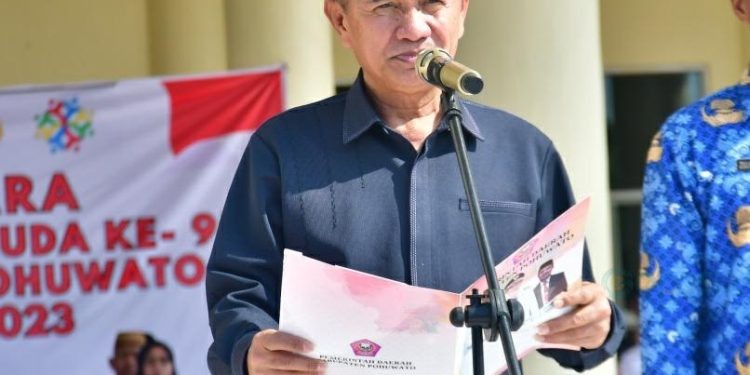 Bupati Pohuwato Saipul Mbuinga memberikan sambutan apel Korpri dan Sumpah Pemuda ke-95, berlangsung di halaman Kantor Bersama Bupati Pohuwato, Senin (30/10/2023). (F Humas Pemda Pohuwato)