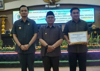 Dari kiri ke kanan: Wakil Walikota Gorontalo Ryan F Kono, Walikota Gorontalo Marten Taha dan Ketua DPRD Kota Gorontalo Hardi Sidiki di sela-sela rapat paripurna membahas Ranperda APBD 2024, Senin (23/10/2023).