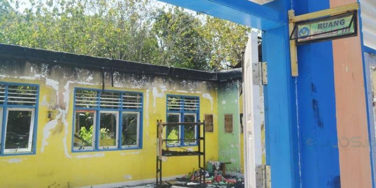 Kebakaran 3 ruang kelas di SDN 7 Bulango Utara yang terjadi sudah setahun lebih masih luput dari perhatian hingga saat ini. (Putra/Gopos)