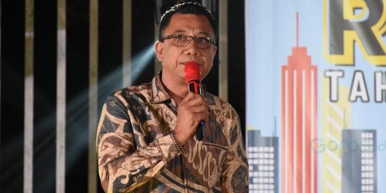 Anggota DPRD Kota Gorontalo Erman Latjengke saat memberikan pandangannya dalam Forum Uji Publik RPJPD Kota Gorontalo 2025-2045 di Rumah adat Dulohupa, Selasa (17/10/2023).