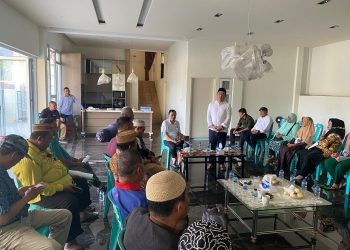 Bacaleg DPR RI Partai NasDem Dapil Sulut, Hamim Pou saat menyambangi kediaman pribadi Wakil Ketua DPRD Kota Bitung, Ramlan Ifran di di Kecamatan Wenang, Bitung, Kamis (12/10/2023). (Foto Cila)