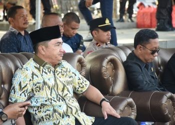 Ketua DPRD Kota Gorontalo Hardi Sidiki saat mengikuti prosesi apel gelar pasukan Operasi Mantap Brata di lapangan Taruna Remaja Kota Gorontalo, Selasa (17/10/2023).