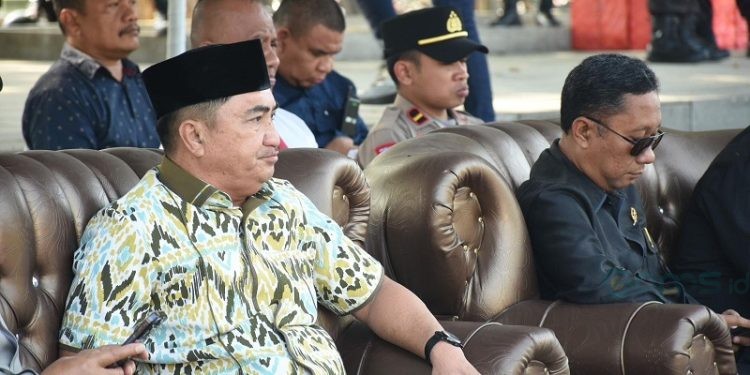 Ketua DPRD Kota Gorontalo Hardi Sidiki saat mengikuti prosesi apel gelar pasukan Operasi Mantap Brata di lapangan Taruna Remaja Kota Gorontalo, Selasa (17/10/2023).