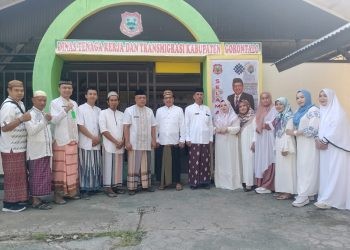 Sejumlah ASN di Dinas Nakertrans Kabupaten Gorontalo menggunakan pakaian ala santri saat berdinas, Senin (23/10/2023).